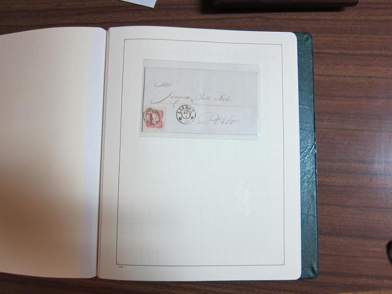 0018 (95).JPG -     Lote:    18      Marcofilia      Lotes Especiais       Descrição:         Portugal &mdash; Colecção especializada em dois álbuns com estudo especializado das marcas de duplo círculo e circulares de Lisboa, com selos de diversas emissões e cartas. Lote a ver.        Lote       Valor Base:     &euro; 1.000,00     Valor Venda:     Retirado     